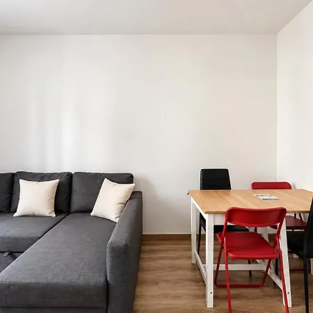 Eiffel Tower Chic 1 Bedroom With Netflix